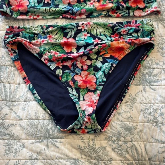 Tommy Bahama twist top SZ L bottoms SZ M Flower 🌺 - Picture 2 of 7